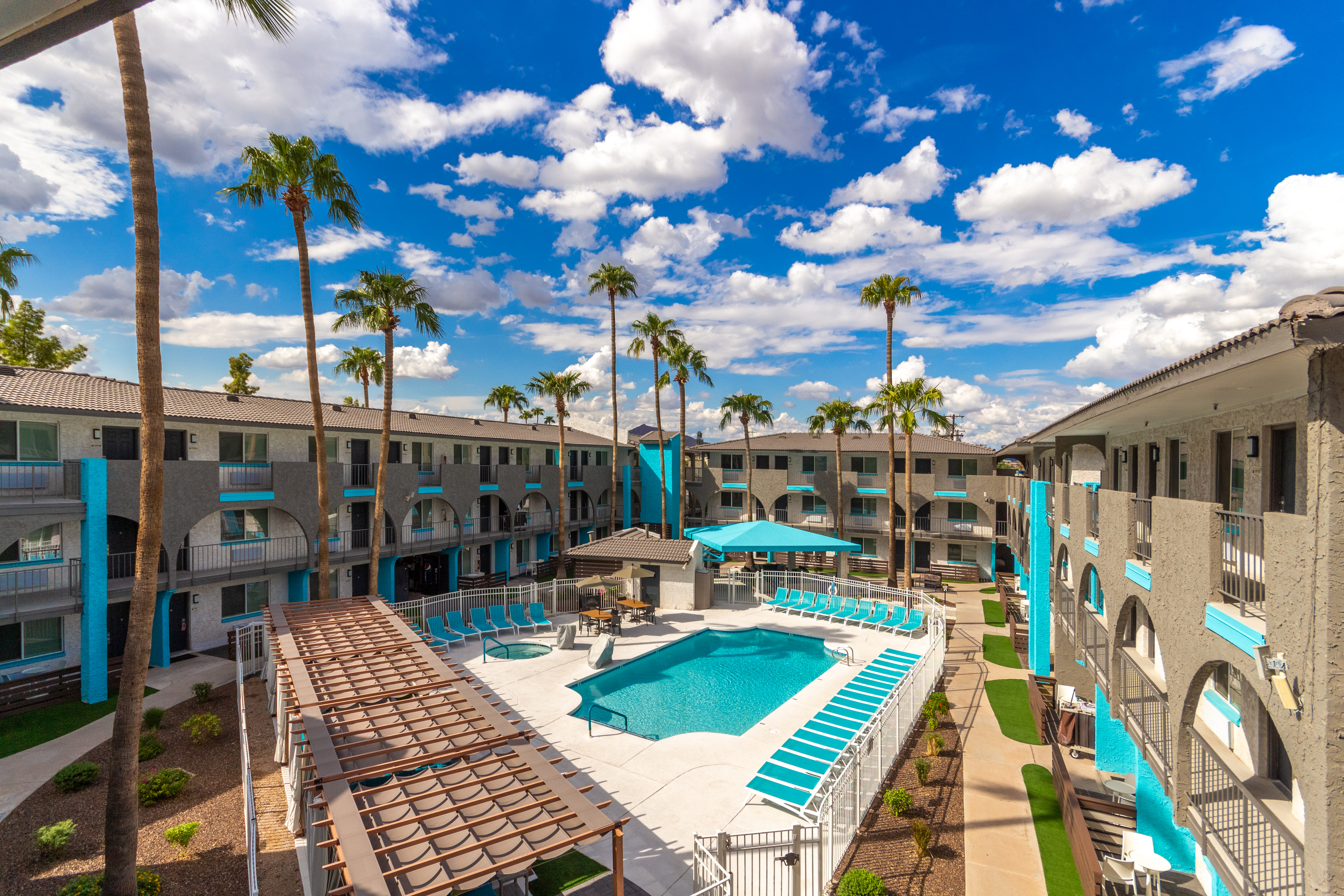 Featuring free high-speed Wi-Fi, swimming pool & cabanas, fitness room and a central location, Hotel Bixby offers the best value in the Valley.